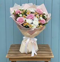 Букет цветов из:  Гвоздики, Орхидеи и Розы в Зуевке