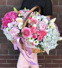 Композиция солнечный день в Зуевке Цветочная композиция из Розы, Хризантемы, Пионы и Лизиантусы в корзине в Зуевке