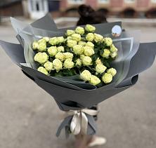 Букет Белые кустовые розы Солинеро в Зуевке