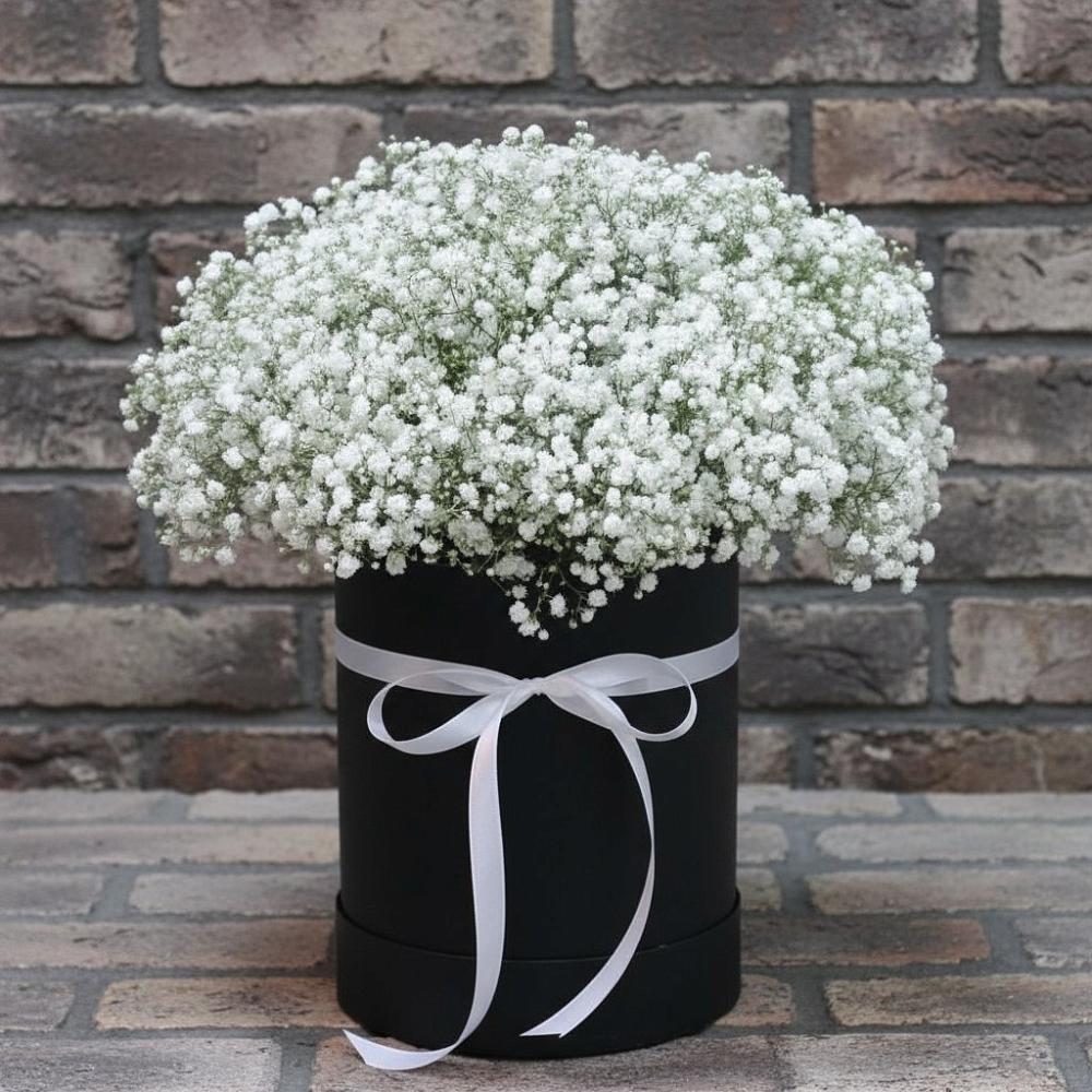 Цветочная композиция из Гипсофила в шляпной коробке в Зуевке