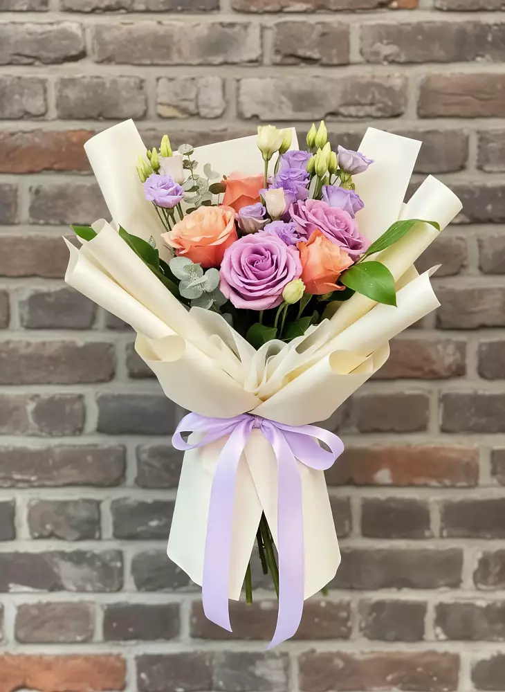 Букет цветов из: Лизиантусы и Розы в Зуевке