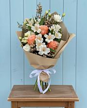 Букет цветов из:  Альстромерии, Лизиантусы, Розы и Хризантемы в Зуевке