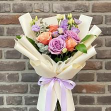 Букет цветов из:  Лизиантусы и Розы в Зуевке