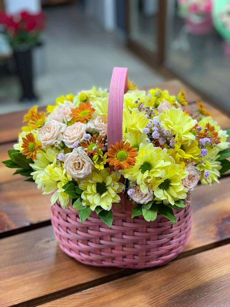 Цветочная композиция из Хризантемы и Розы в корзине в Зуевке