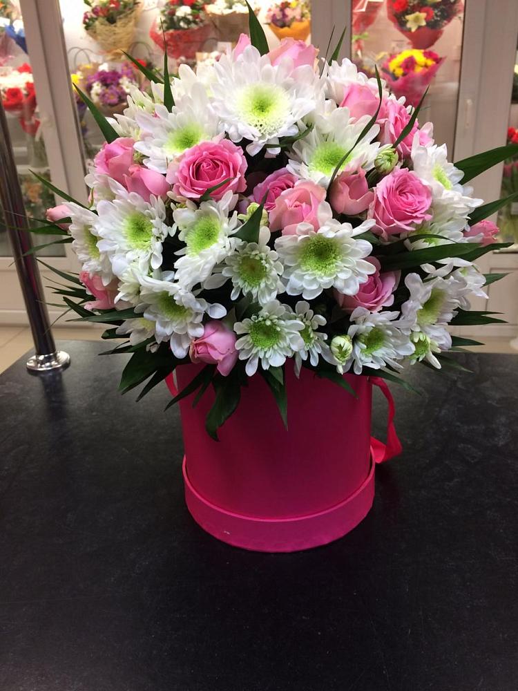 Цветочная композиция из Розы и Хризантемы в шляпной коробке в Зуевке