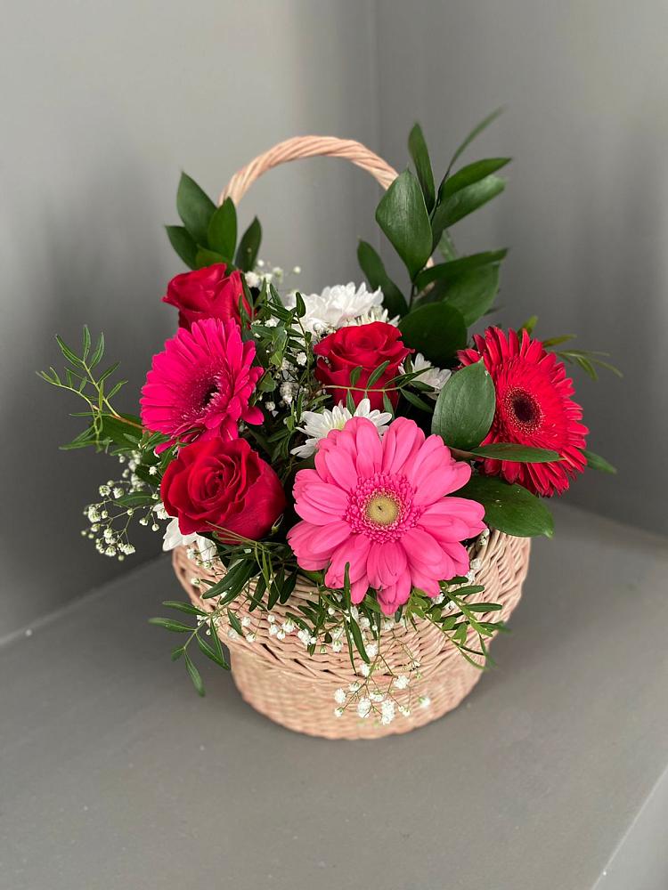 Цветочная композиция из Розы, Хризантемы и Герберы в корзине в Зуевке