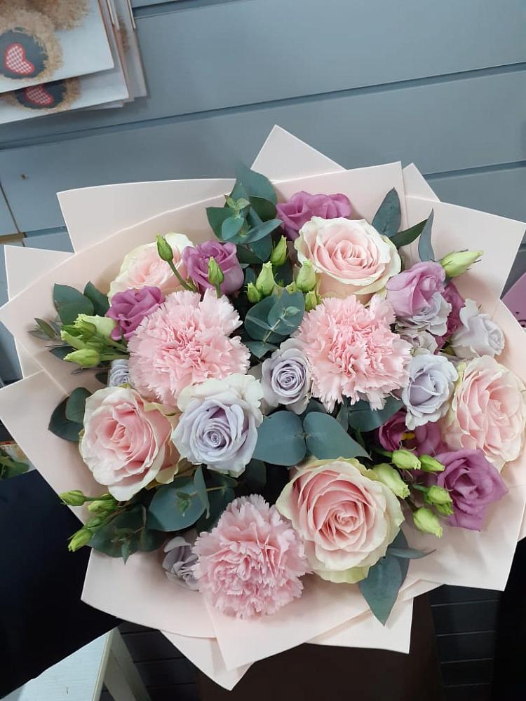 Букет цветов из: Розы, Гвоздики и Лизиантусы в Зуевке