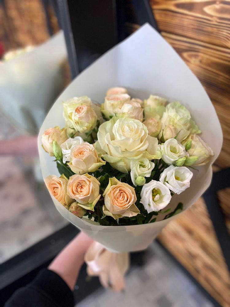 Букет цветов из: Розы и Лизиантусы в Зуевке